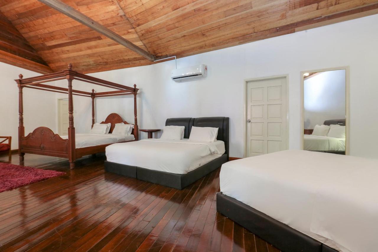 Villa Danialla Beach Resort Kampong Ayer Terjun Pinang Екстер'єр фото