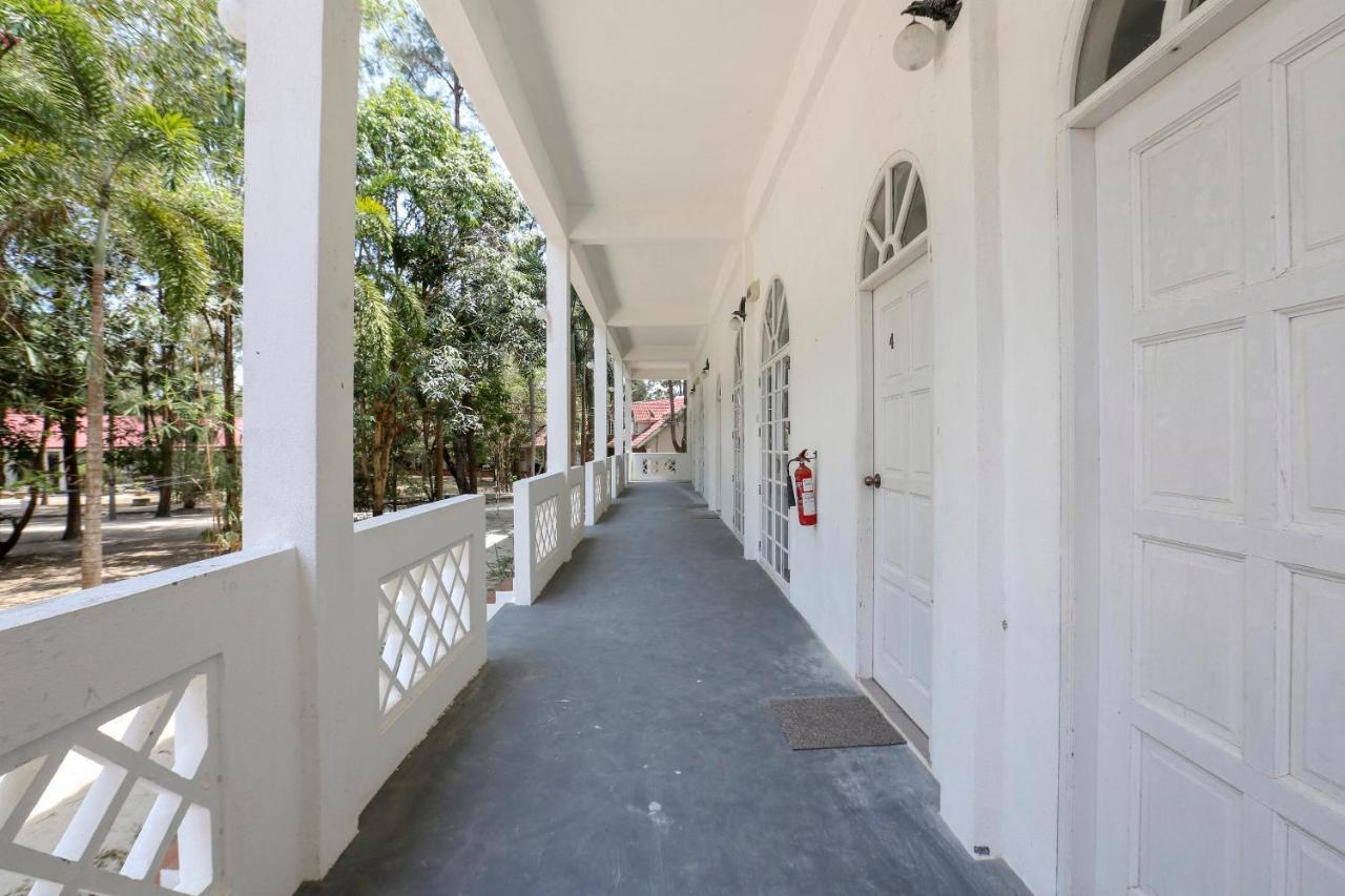 Villa Danialla Beach Resort Kampong Ayer Terjun Pinang Екстер'єр фото