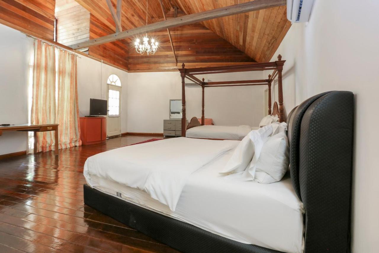 Villa Danialla Beach Resort Kampong Ayer Terjun Pinang Екстер'єр фото