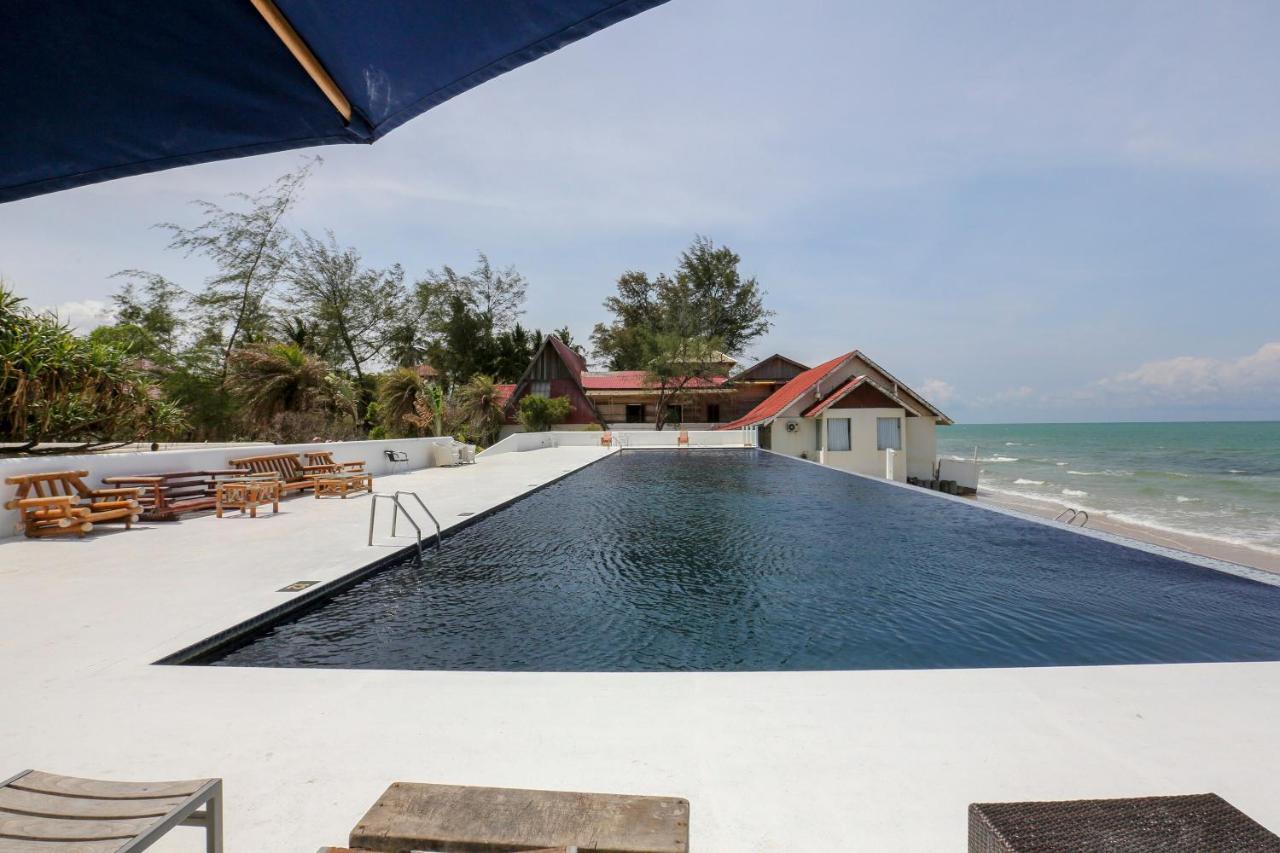 Villa Danialla Beach Resort Kampong Ayer Terjun Pinang Екстер'єр фото