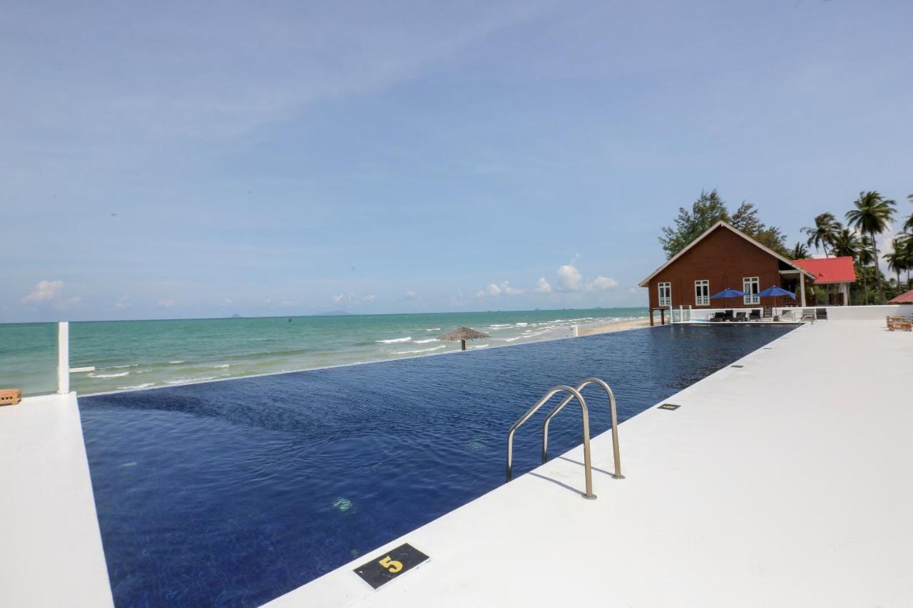 Villa Danialla Beach Resort Kampong Ayer Terjun Pinang Екстер'єр фото