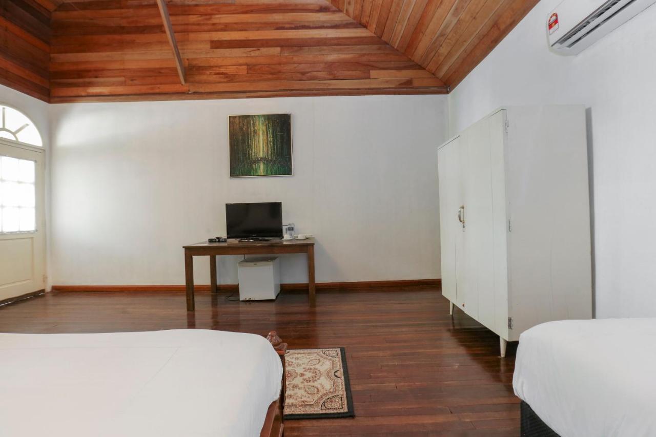 Villa Danialla Beach Resort Kampong Ayer Terjun Pinang Екстер'єр фото