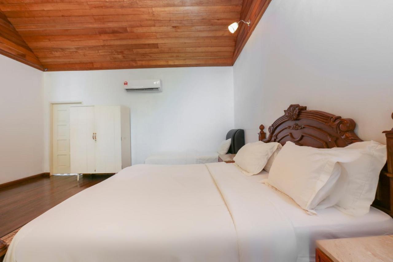 Villa Danialla Beach Resort Kampong Ayer Terjun Pinang Екстер'єр фото