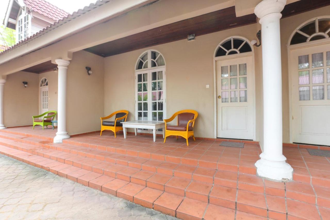 Villa Danialla Beach Resort Kampong Ayer Terjun Pinang Екстер'єр фото
