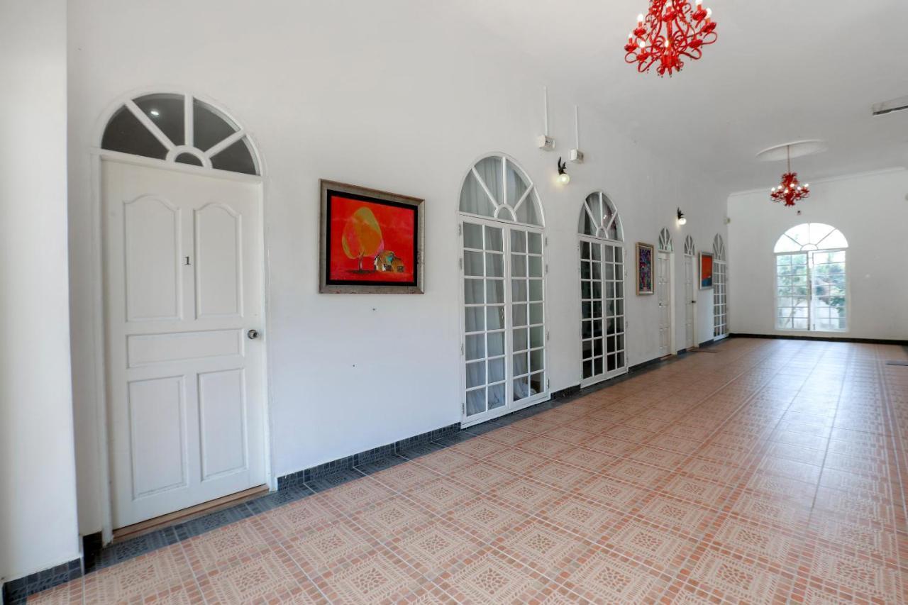 Villa Danialla Beach Resort Kampong Ayer Terjun Pinang Екстер'єр фото