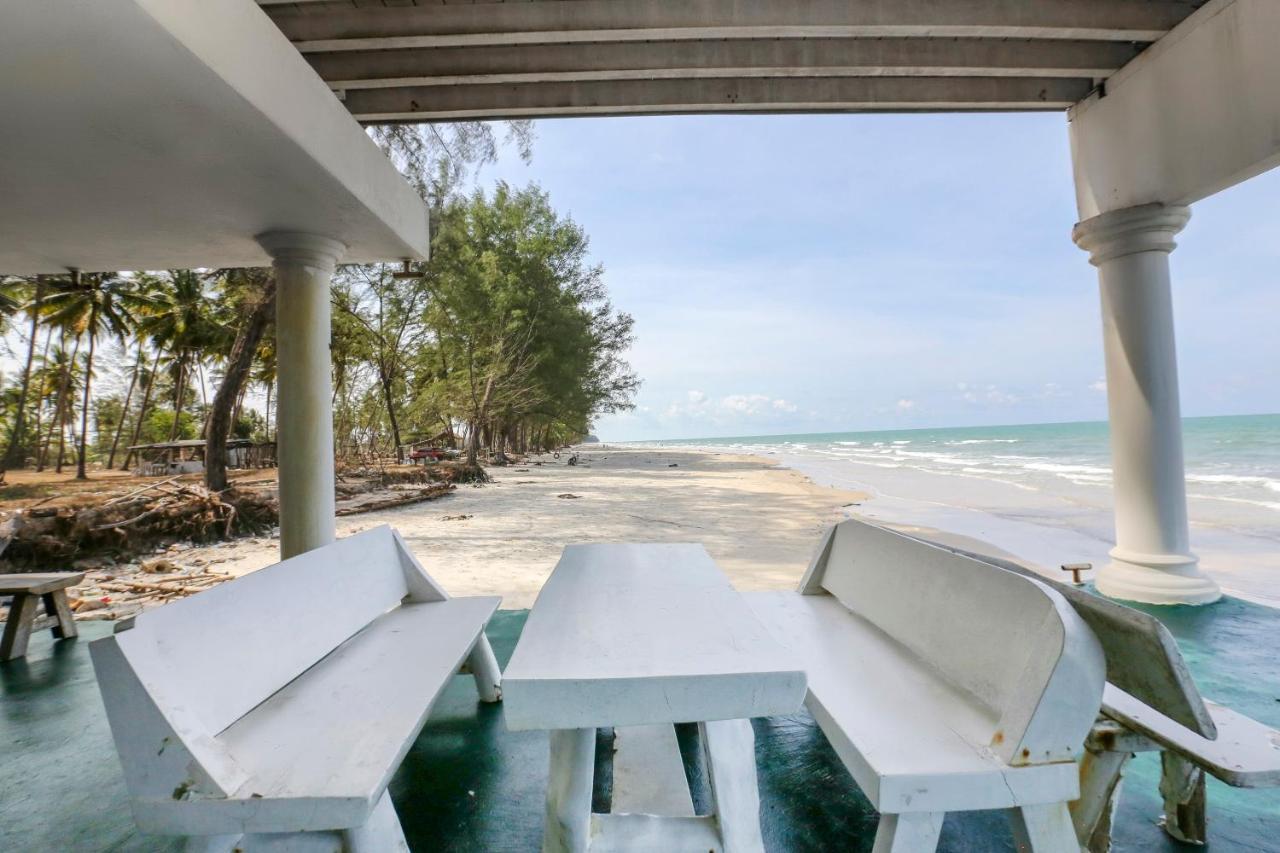 Villa Danialla Beach Resort Kampong Ayer Terjun Pinang Екстер'єр фото