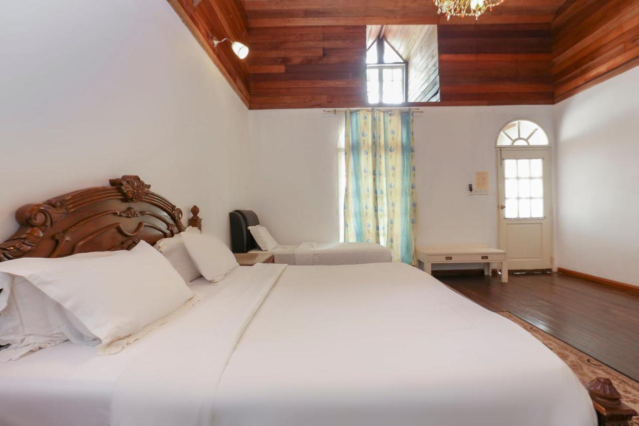 Villa Danialla Beach Resort Kampong Ayer Terjun Pinang Екстер'єр фото