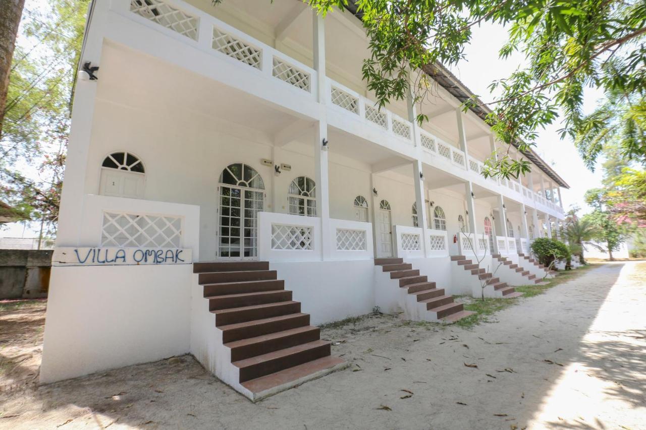 Villa Danialla Beach Resort Kampong Ayer Terjun Pinang Екстер'єр фото