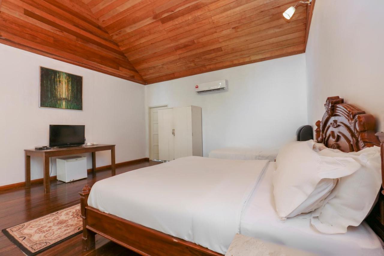 Villa Danialla Beach Resort Kampong Ayer Terjun Pinang Екстер'єр фото