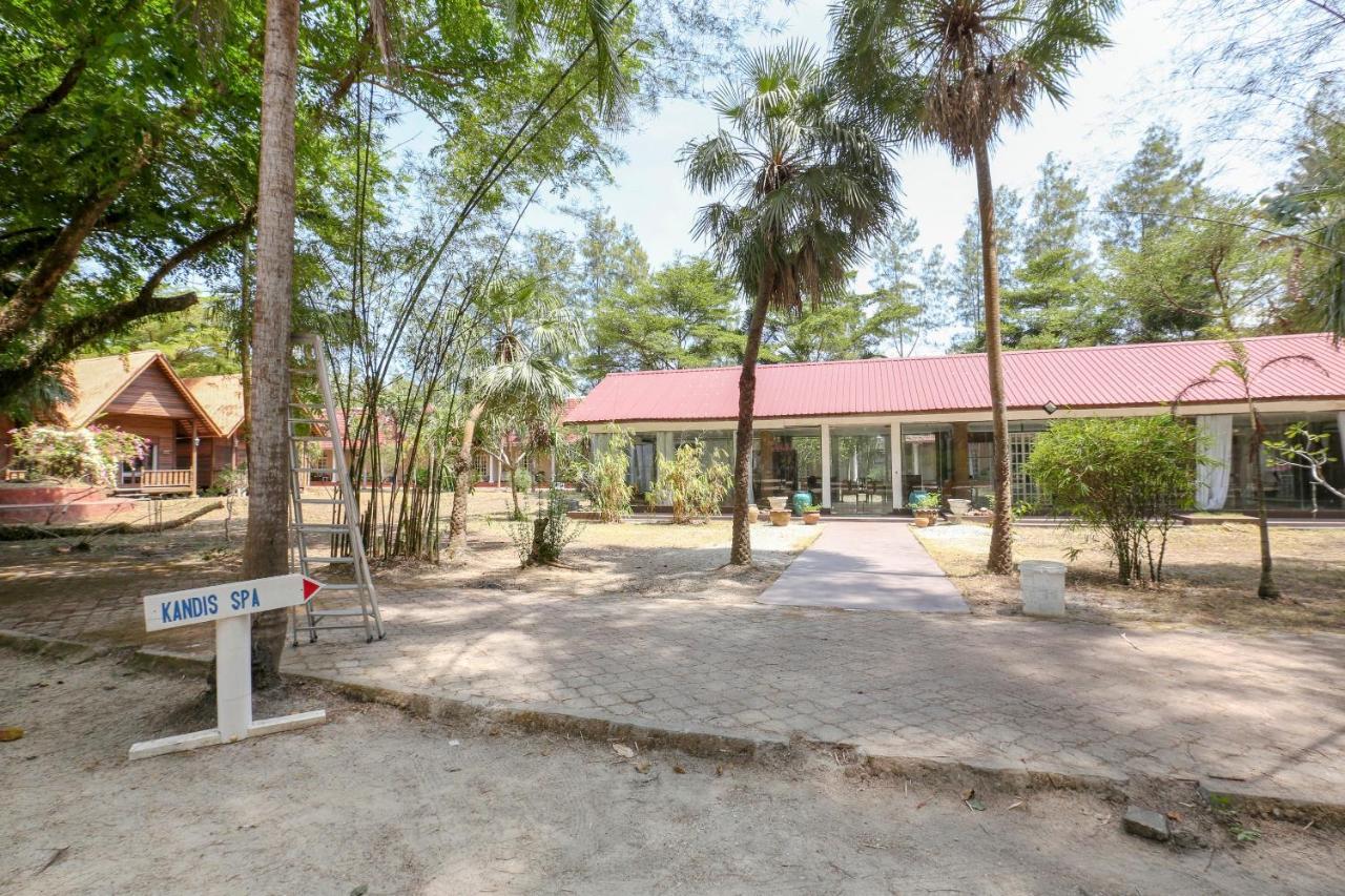 Villa Danialla Beach Resort Kampong Ayer Terjun Pinang Екстер'єр фото