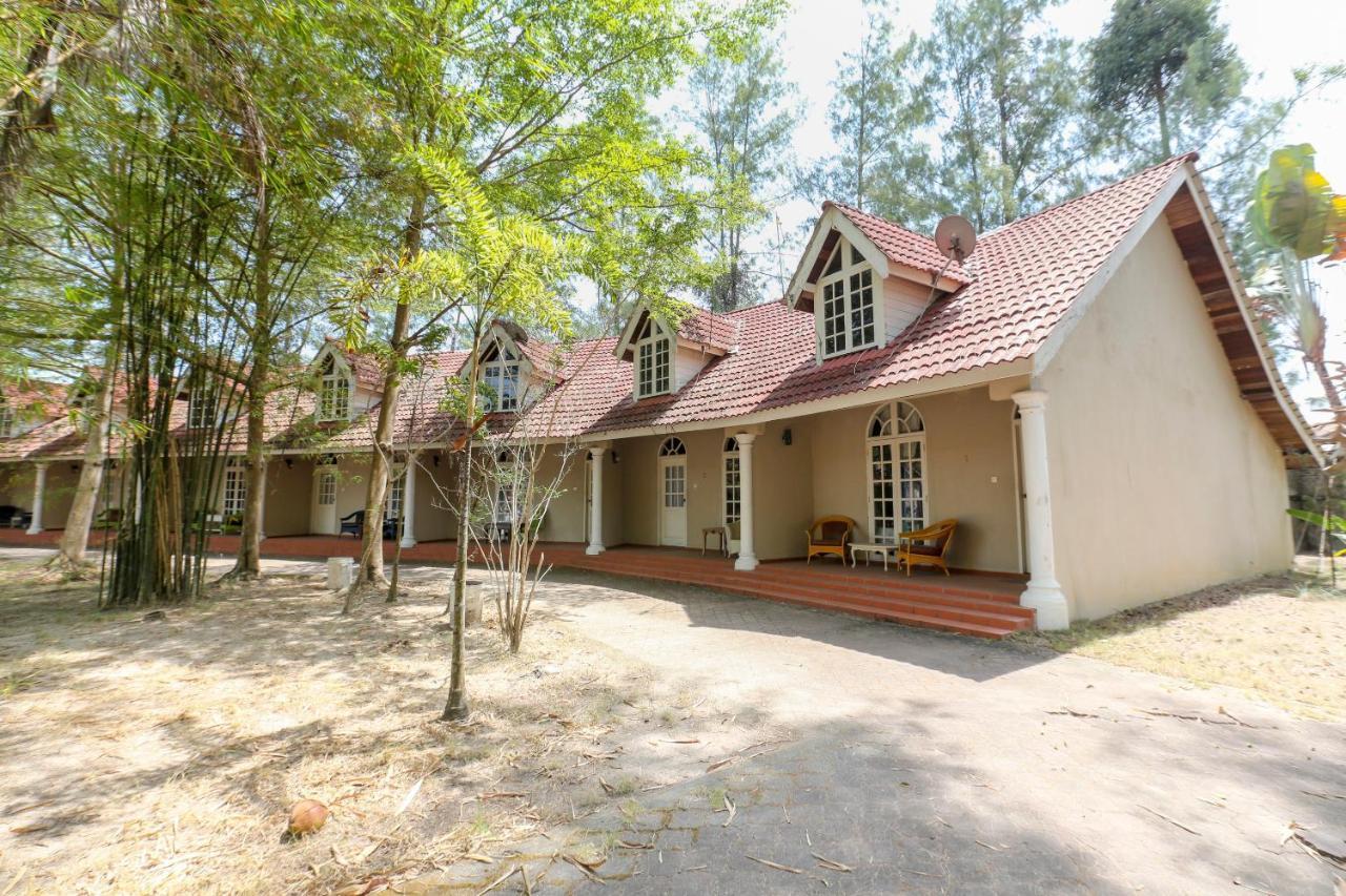 Villa Danialla Beach Resort Kampong Ayer Terjun Pinang Екстер'єр фото