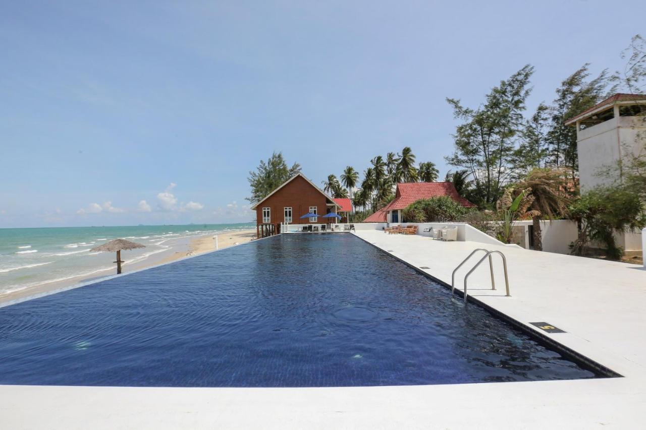 Villa Danialla Beach Resort Kampong Ayer Terjun Pinang Екстер'єр фото