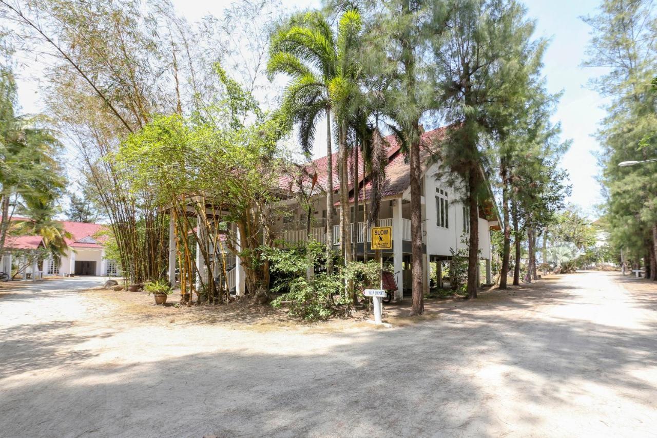 Villa Danialla Beach Resort Kampong Ayer Terjun Pinang Екстер'єр фото