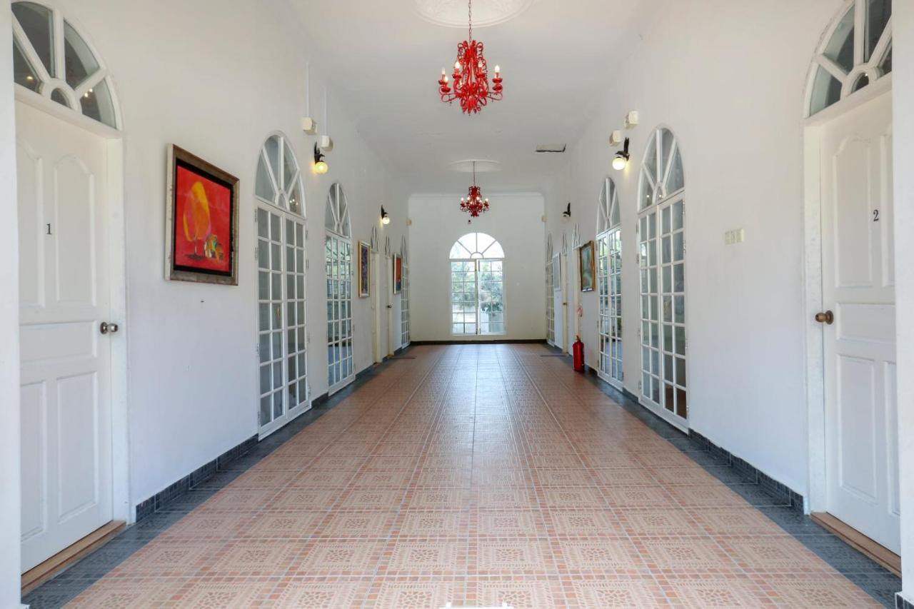 Villa Danialla Beach Resort Kampong Ayer Terjun Pinang Екстер'єр фото